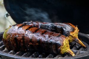 Przepis na grilla – miodowo-pikantne bakłażany