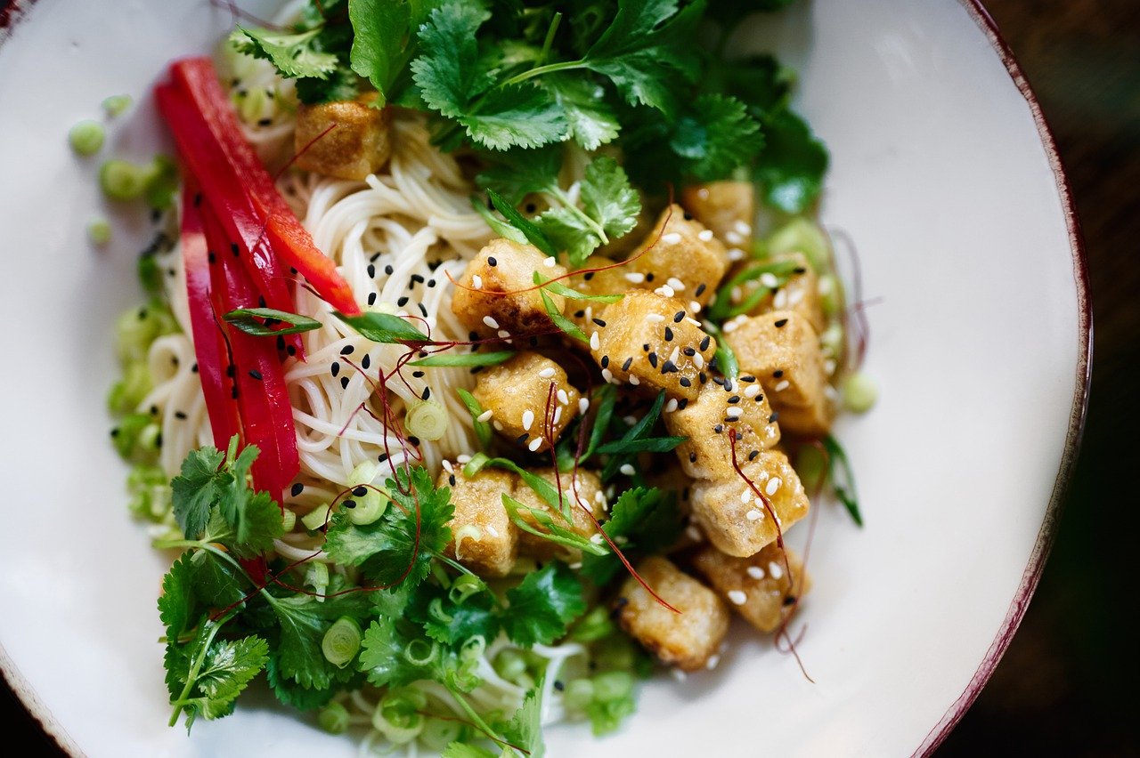 Niezwykłe Smaki Azji: Tradycyjne Przepisy Kuchni Dalekiego Wschodu