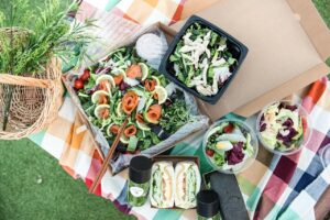Co przydaje się na pikniku? Lista rzeczy, które zwiększają komfort i przyjemność
